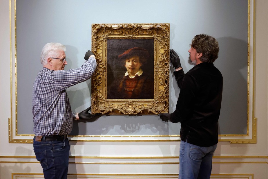 Funcionários instalam um autorretrato de Rembrandt que não estava mais na Holanda há 125 anos e não é mostrada ao público há 55 anos, no museu Escher, em Het Paleis, uma antiga casa da Família Real, em Haia