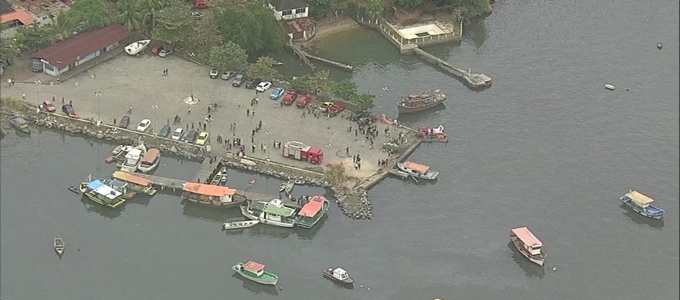 Acidente com duas embarcações aconteceu próximo ao porto de Itaguaí (Foto: Reprodução / TV Globo)