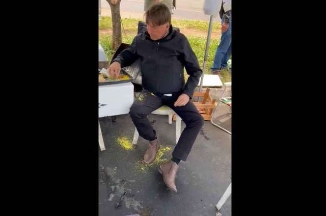 F&aacute;bio Faria apaga v&iacute;deo de Bolsonaro comendo frango com farofa ap&oacute;s m&aacute; repercuss&atilde;o nas redes