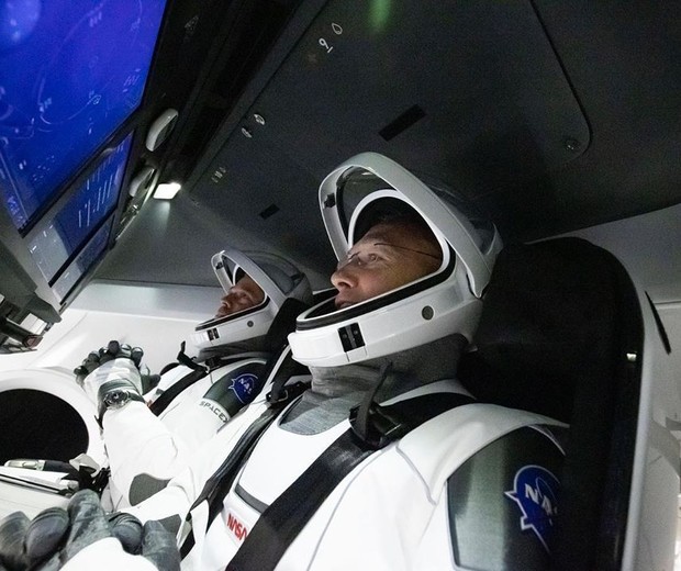 Doug e Bob dentro da nave da SpaceX (Foto: Reprodução/Instagram)