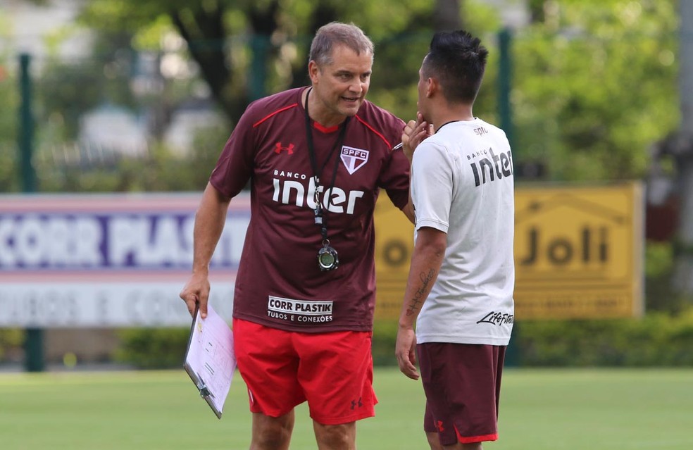 Diego Aguirre conversa com Cueva no treino do São Paulo (Foto:  Rubens Chiri / saopaulofc.net )