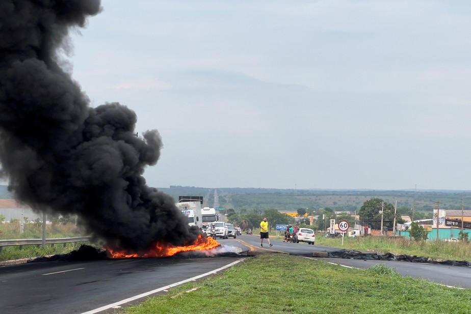 Caminhoneiros protestam na BR-163, em Mato Grosso. Produtores temem efeitos sobre o transporte