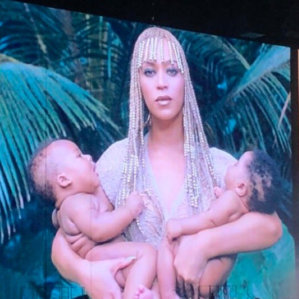 Resultado de imagem para beyoncé com gemeos no colo