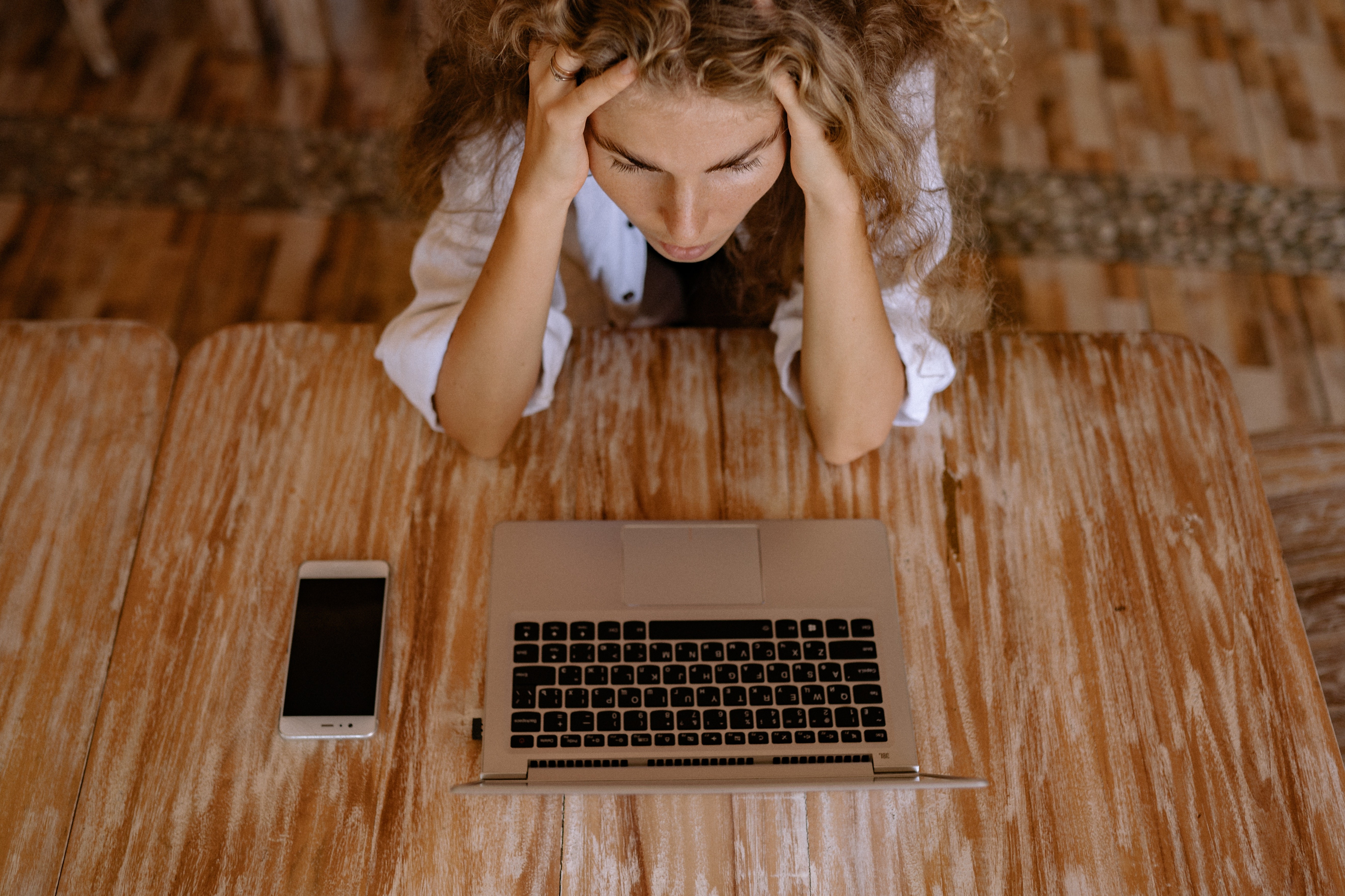 Hoje, trabalhador médio experiencia a síndrome de burnout aos 32 anos (Foto: Pexels)