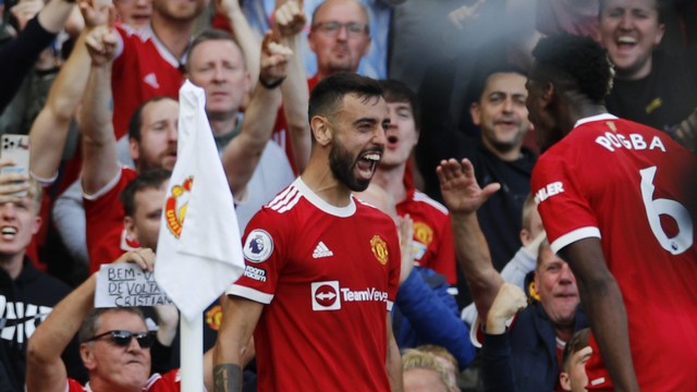 Bruno Fernandes e Pogba comemoram gol do Manchester United sobre o Newcastle