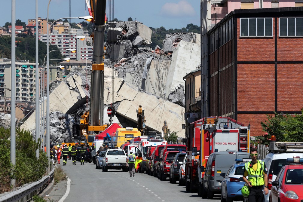 Bombeiros e equipes de resgate trabalham um dia depois do colapso da ponte Morandi, em GÃªnova, na ItÃ¡lia   (Foto: Stefano Rellandini/ Reuters)