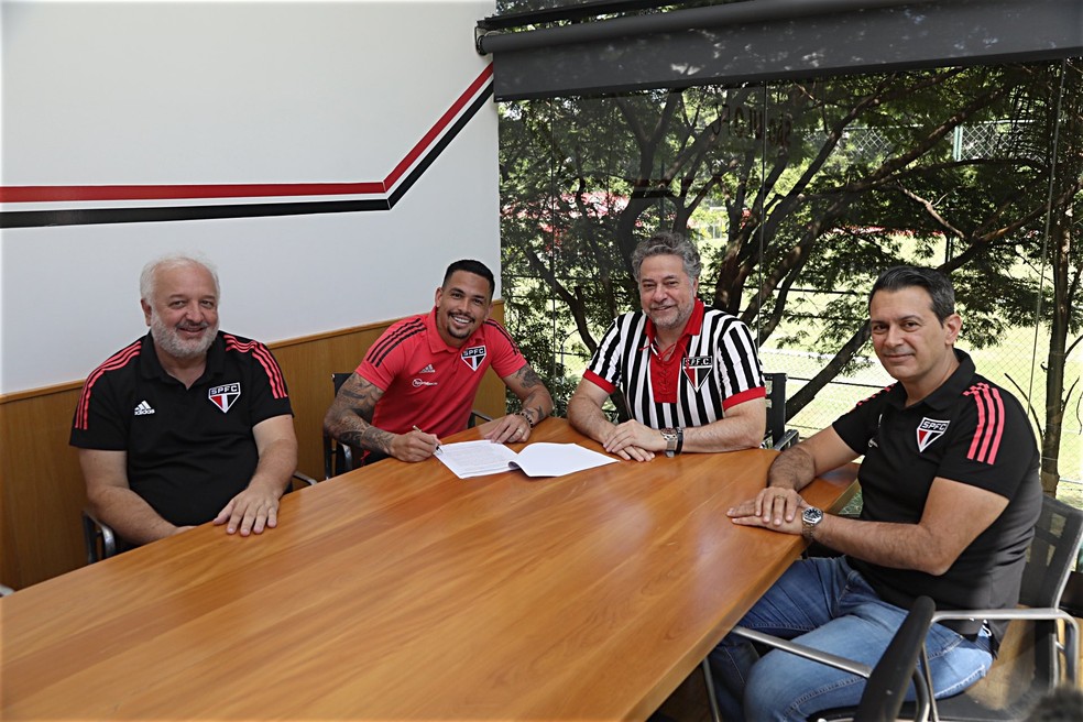 Luciano assina renovação de contrato com o São Paulo — Foto: Rubens Chiri/São Paulo