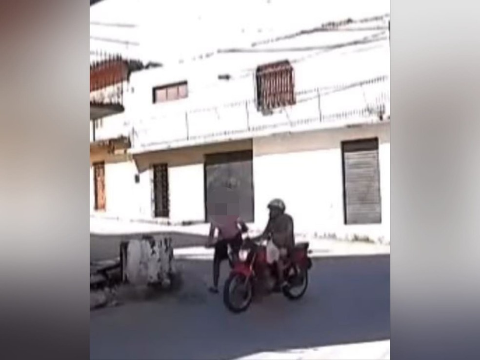 Adolescente teve a bicicleta atingida por uma moto e caiu na frente de um carro que freou a tempo de evitar o atropelamento do jovem no Centro de Itapajé, no interior do Ceará. — Foto: Reprodução