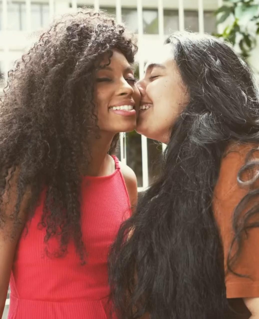 Lumena comemora Dia do Beijo com a namorada (Foto: Reprodução/Instagram)