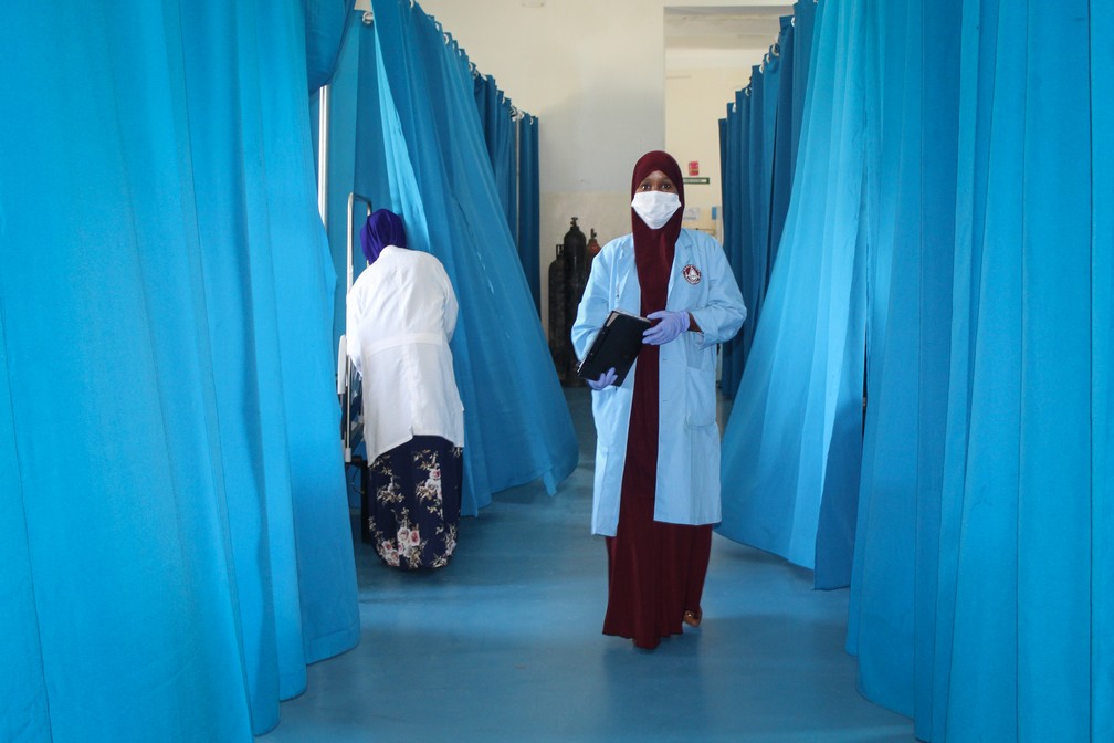 Enfermeira trabalha em ala de hospital com pacientes que se recuperam da Covid-19 em Mogad&iacute;scio, na Som&aacute;lia, na quarta-feira (29). &mdash; Foto: STR / AFP
