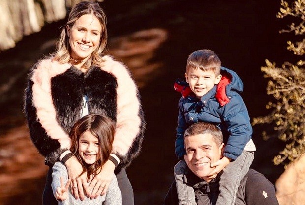 Fernanda Pontes, o marido e os dois filhos (Foto: Reprodução/Instagram)