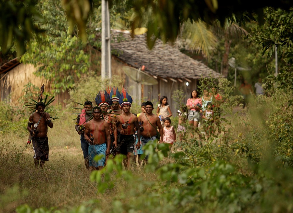 Guerreiros indígenas Tembé Tenetehara se arrumam para ritual de agradecimento. — Foto: Especial/Raimundo Paccó