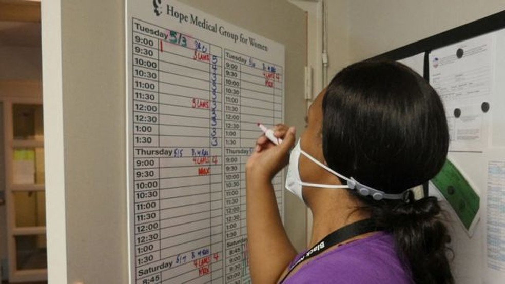 La restricción del aborto en Texas ha hecho que muchas clínicas de estados colindantes se vean inundados de pacientes texanas. — Foto: BBC