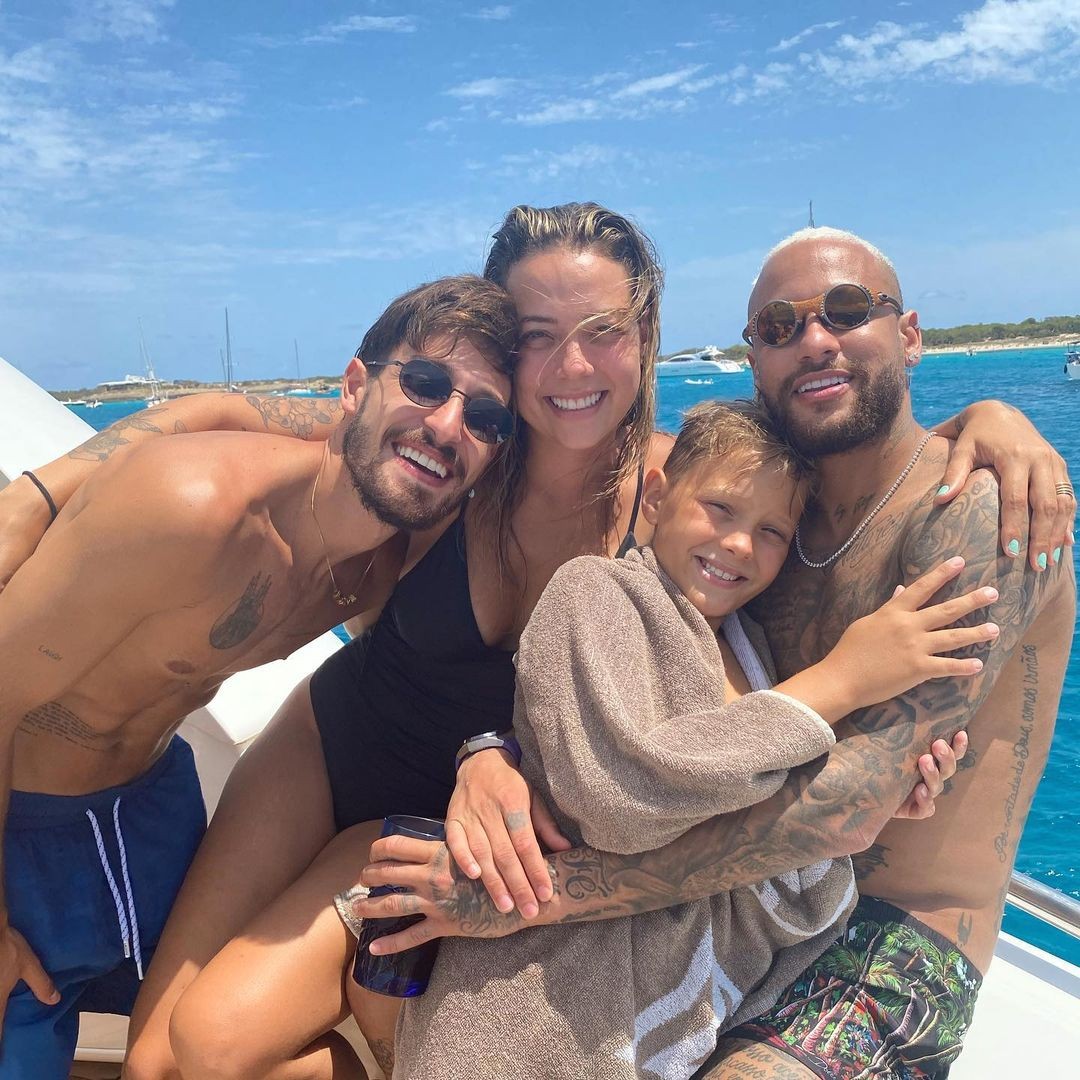 Carol Dantas, o marido, Vinicius, Neymar e os filhos, David e Valentin  (Foto: Reprodução / Instagram)