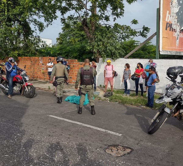 Mulher identificada como Valdirene foi assassinada no bairro Ilhotas, em Teresina — Foto: Ravi Marques/TV Clube