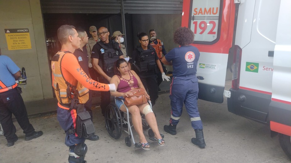 Bombeiros fazem atendimento a feridos em acidente na estação Estácio do MatrôRio