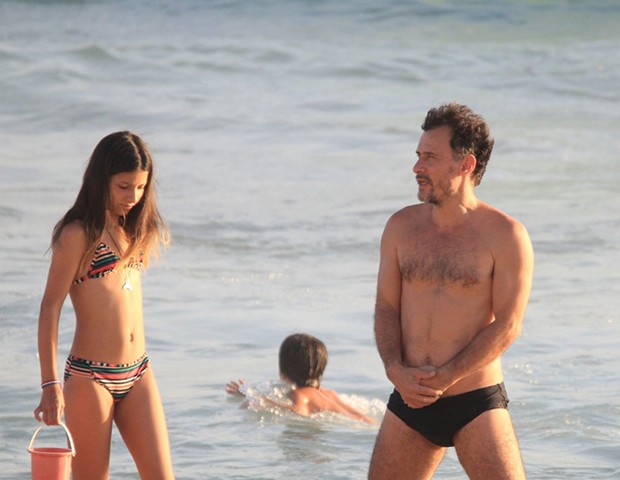 Enrique Diaz na praia com uma das filhas  (Foto: AgNews)