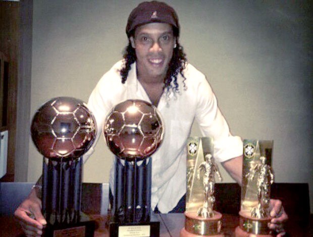 Ronaldinho? Jogador fortão também tem as suas Bolas de Ouro