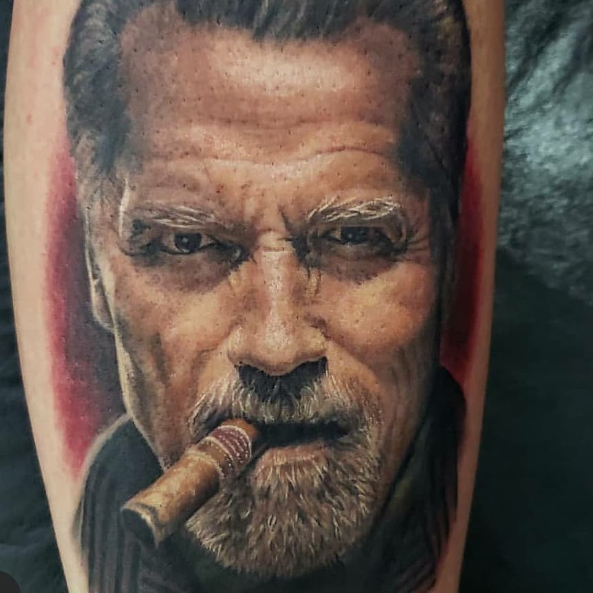 Tatuagem em homenagem a Arnold Schwarzenegger (Foto: Reprodução/Instagram (@rodrigocatuabatattoo))