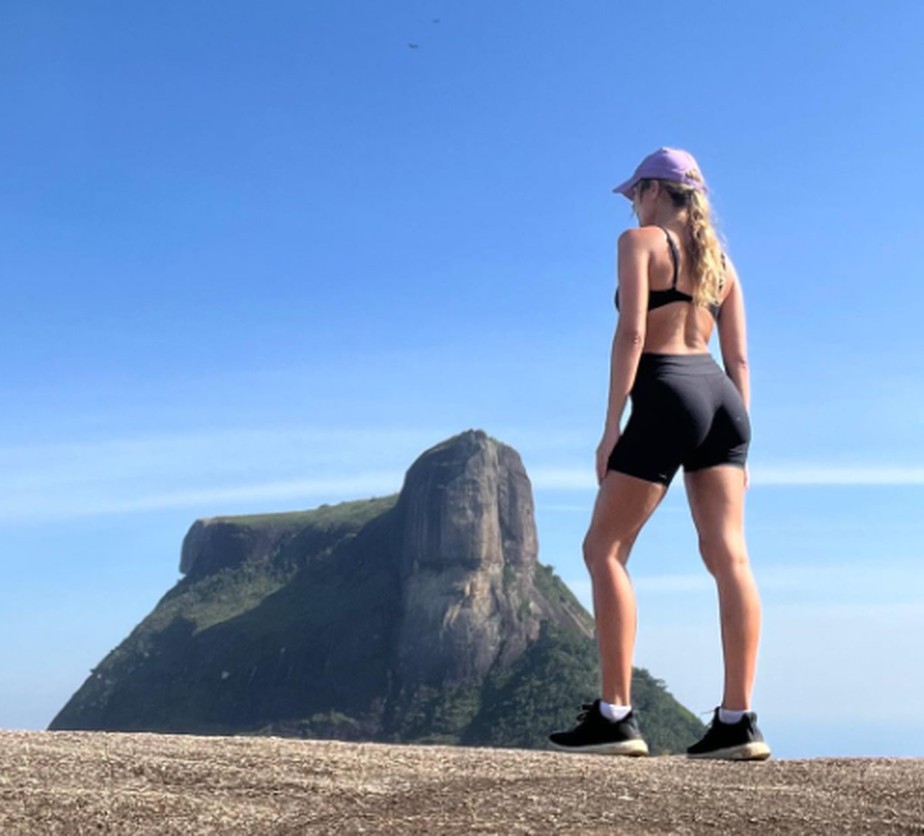 Isabella Santoni na trilha da Pedra Bonita, no Rio de Janeiro