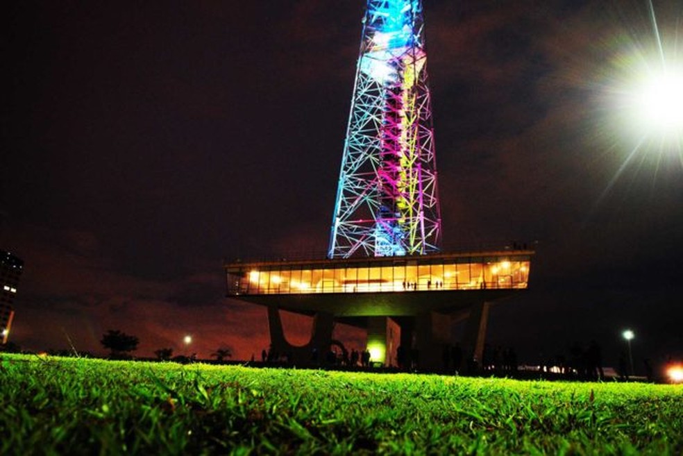 Iluminação na Torre de TV para celebração do Natal — Foto: Pedro Ventura/Agência Brasília