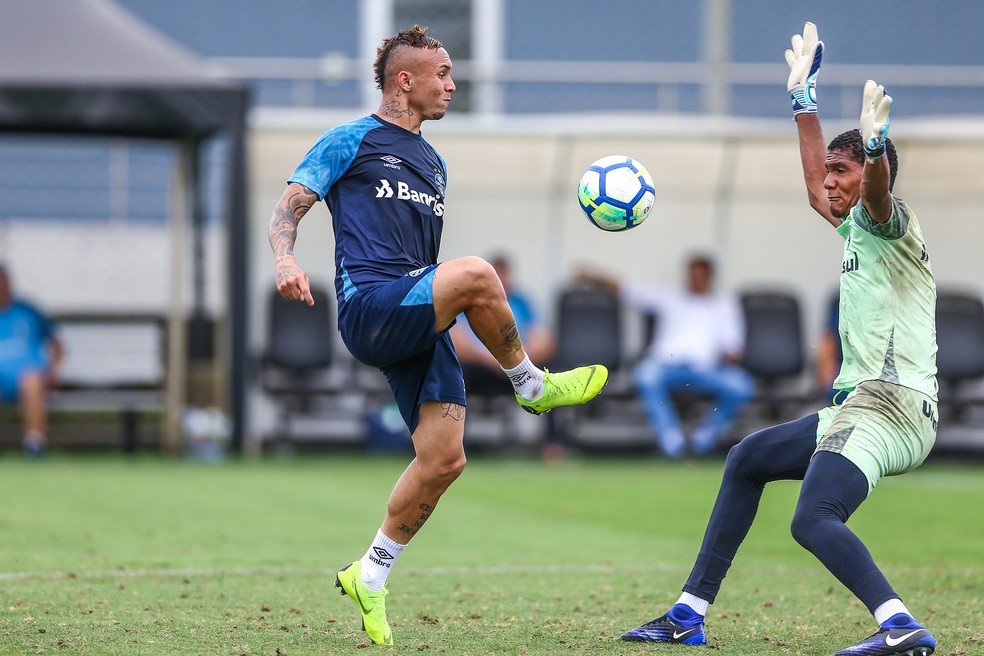 Everton durante treino do Grêmio em Porto Alegre — Foto: Lucas Uebel/Divulgação