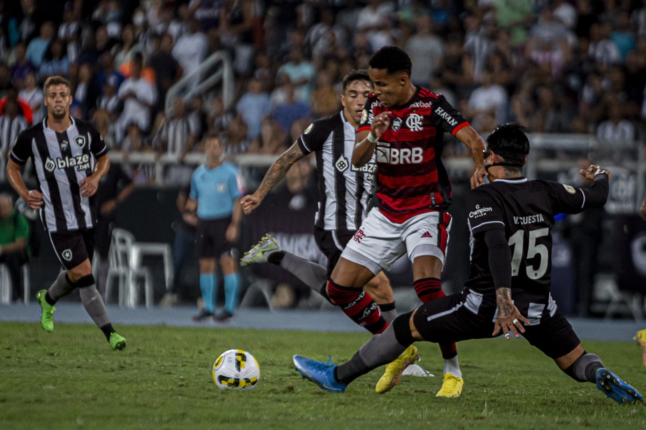 João Gomes enfrenta a marcação de Cuesta no clássico entre Botafogo e Flamengo