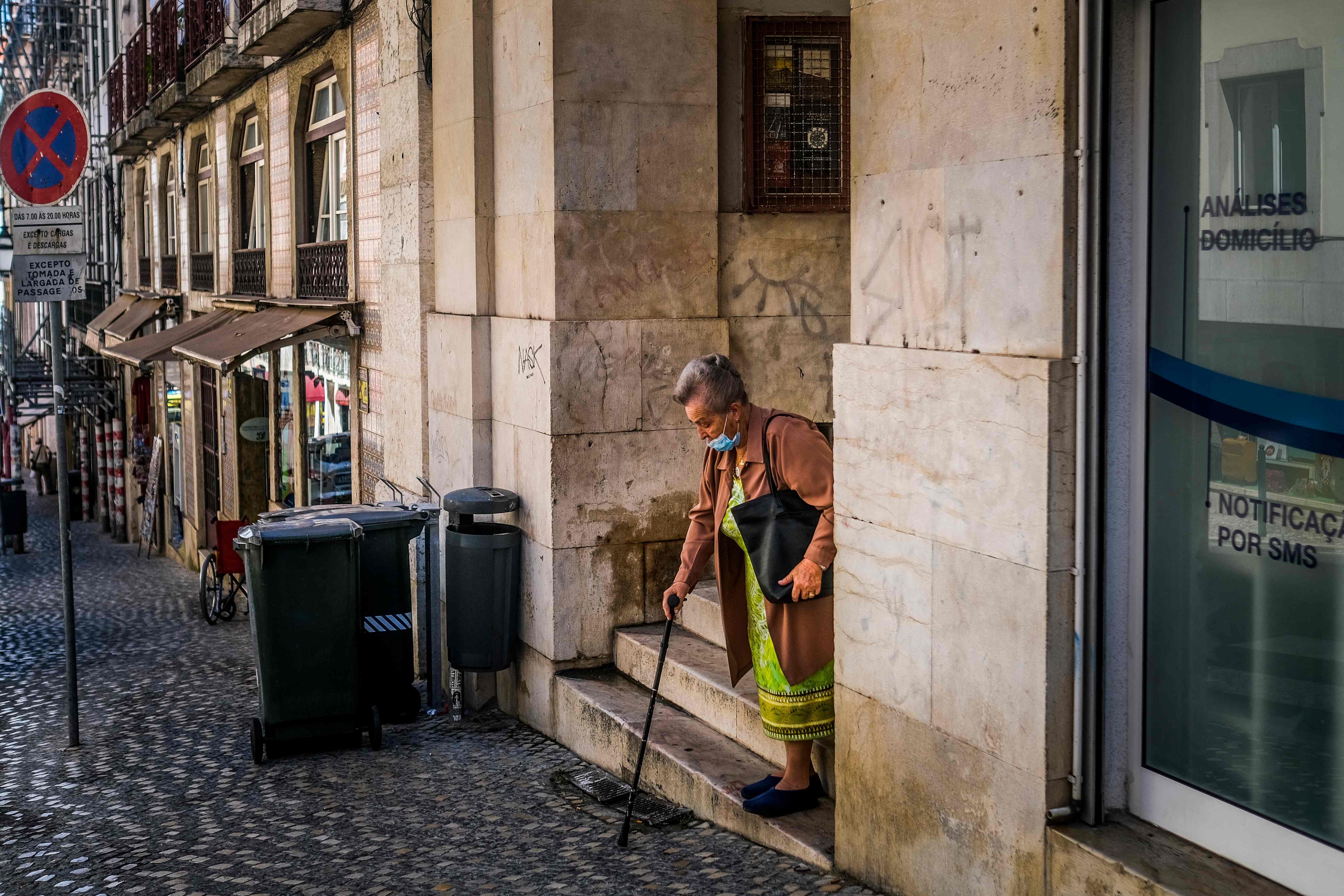 Mulher em uma rua do Centro de Lisboa