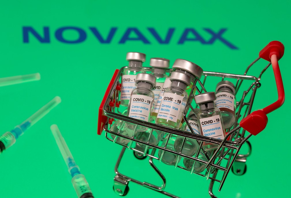 Foto mostra frascos com a etiqueta "Covid-19 - Vacina contra o Coronavírus" em frente a um logotipo da Novavax. — Foto: Dado Ruvic/Ilustration/Reuters