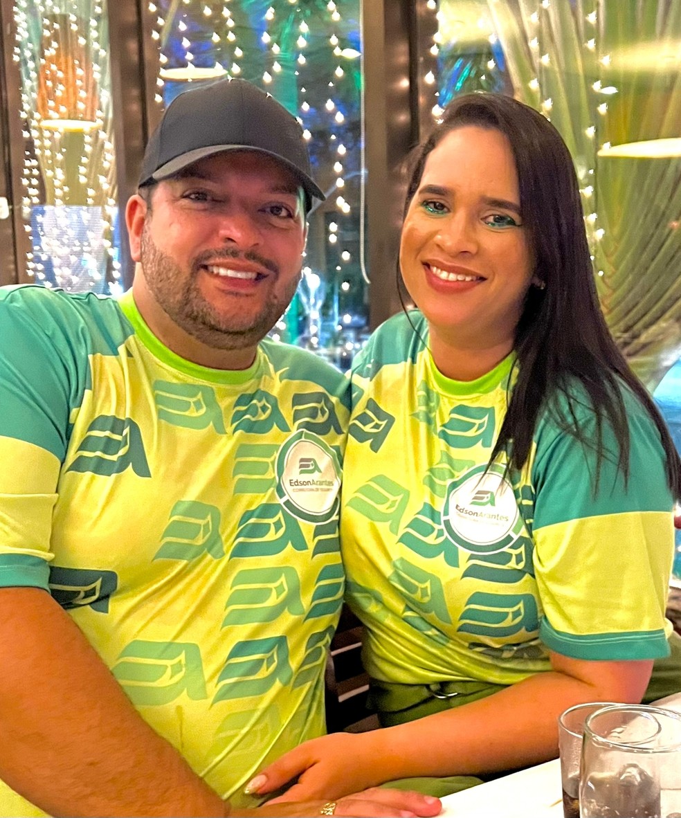 Edson Luiz Arantes com a companheira, Karla Wivia do Nascimento, que planejam casar para ter oficialmente os dois sobrenomes de Pelé — Foto: Arquivo pessoal/Edson Luiz Arantes