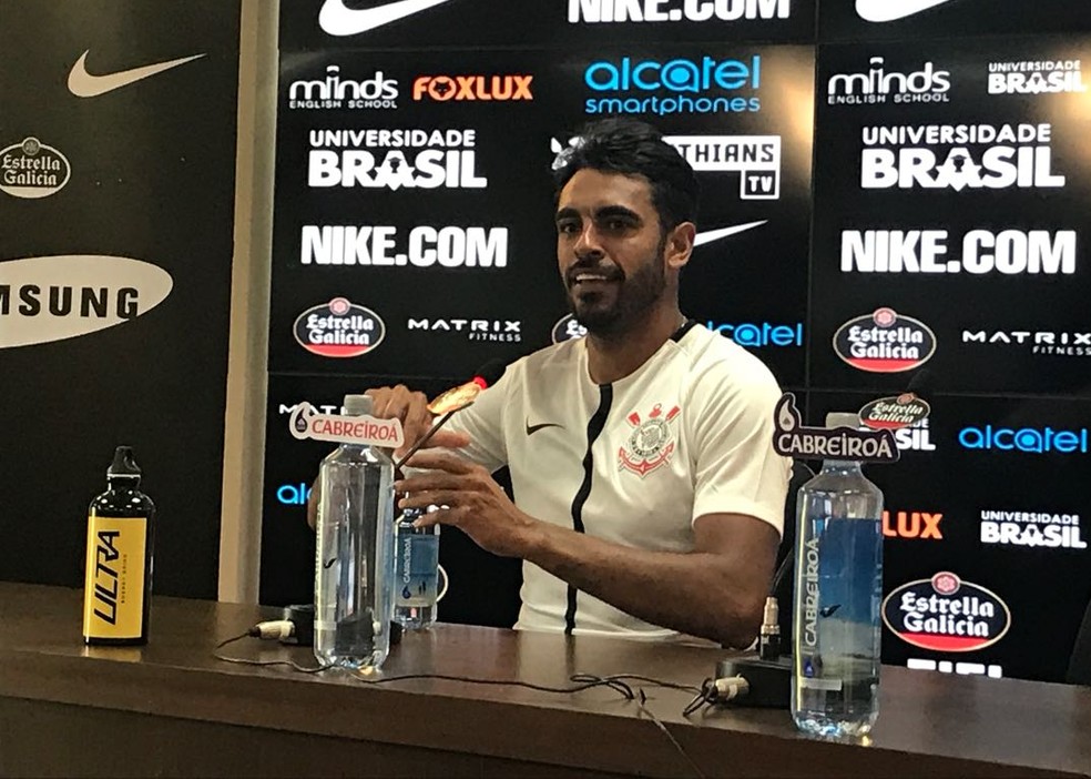Júnior Dutra chega ao Corinthians e diz não ser o substituto de Jô