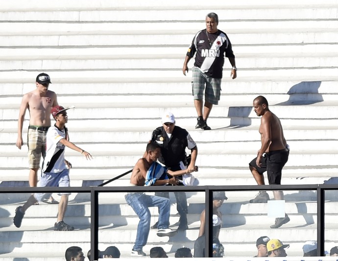 Vasco: Torcedor joga sal grosso em baliza de São Januário