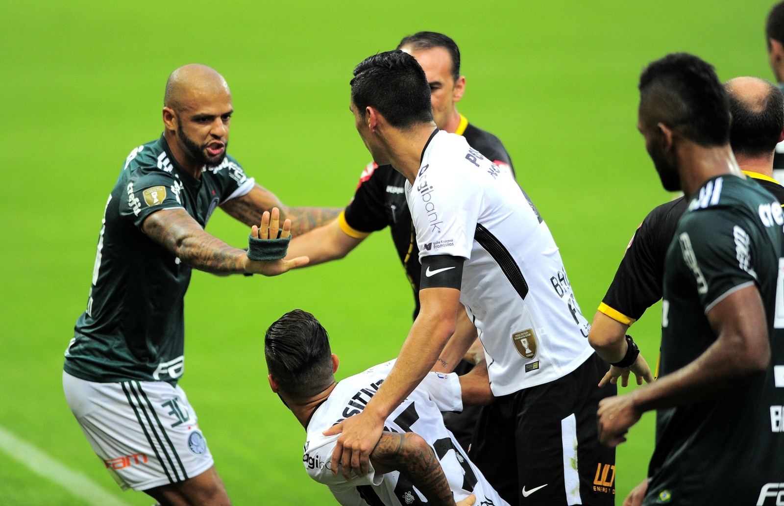 Em súmula, árbitro relata discussão em túnel e diz que Felipe Melo revidou tapas de Clayson