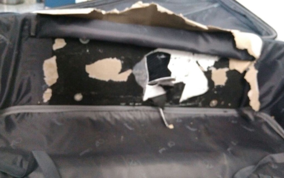 Droga foi achada em fundo falso de mala, no aeroporto de Salvador (Foto: Divulgação/ PF-BA)