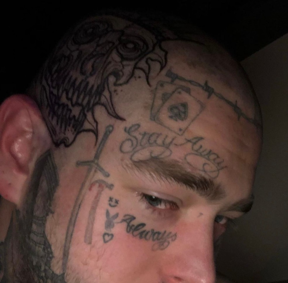 Post Malone tem tatuado os dizeres "Stay Away" no rosto — Foto: Reprodução/Instagram