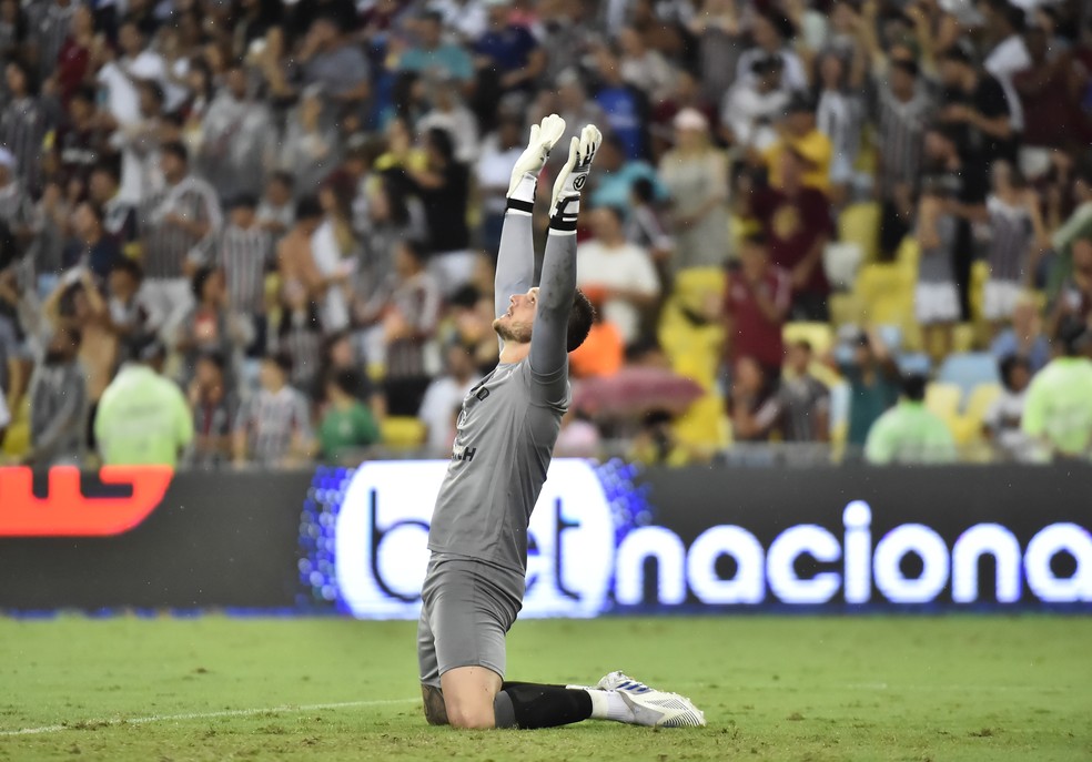 Lucas Perri defende pênalti para o Botafogo contra o Fluminense — Foto: André Durão