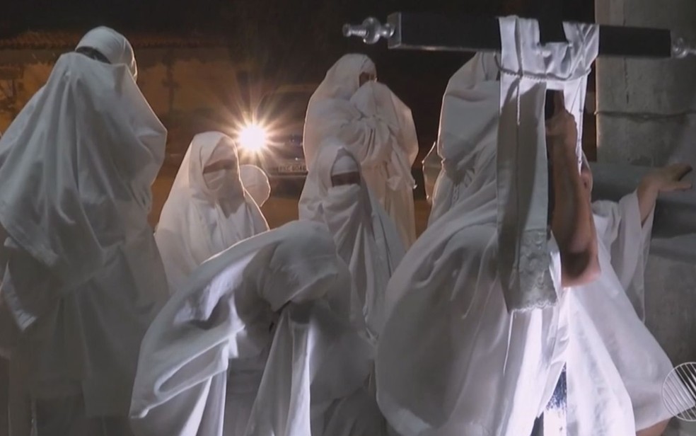 Cobertos por lençóis brancos, o cordão de Alimentadores de Almas sai pelas ruas de Juazeiro — Foto: Reprodução TV São Francisco