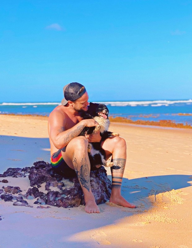 Breno Simões levou a cadela de estimação, Laila, para conhecer praia (Foto: Reprodução/Instagram)
