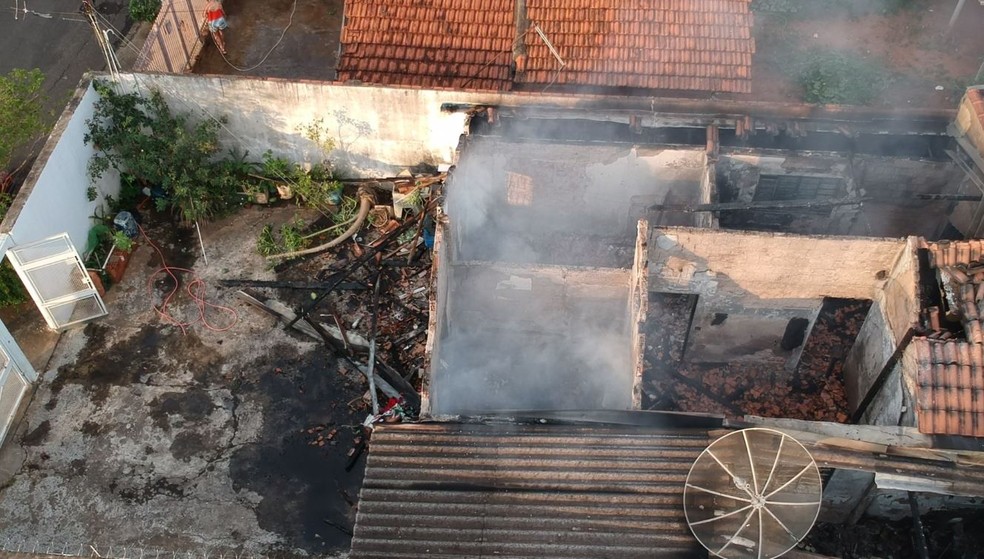 Incêndio destruiu um casa nesta terça-feira (28), em Marília — Foto: Alcyr Netto/TV TEM