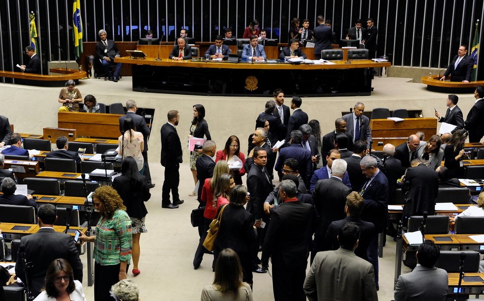 Imagem mostra os deputados reunidos no plenário nesta terça (19) para discutir a reforma política (Foto: Luis Macedo/Câmara dos Deputados)