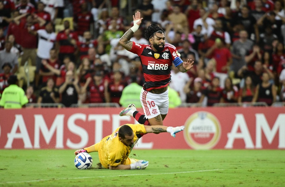 Gabigol, do Flamengo, em disputa de bola contra o goleiro do &Ntilde;ublense, pela Libertadores &mdash; Foto: Andr&eacute; Dur&atilde;o 