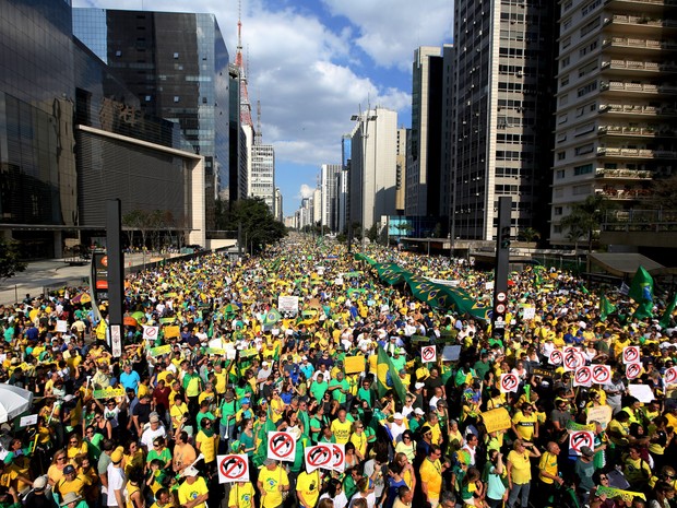 SÃO PAULO - Multidão participa de protesto contra a presidente Dilma Rousseff na Avenida Paulista (Foto: Paulo Whitaker/Reuters)