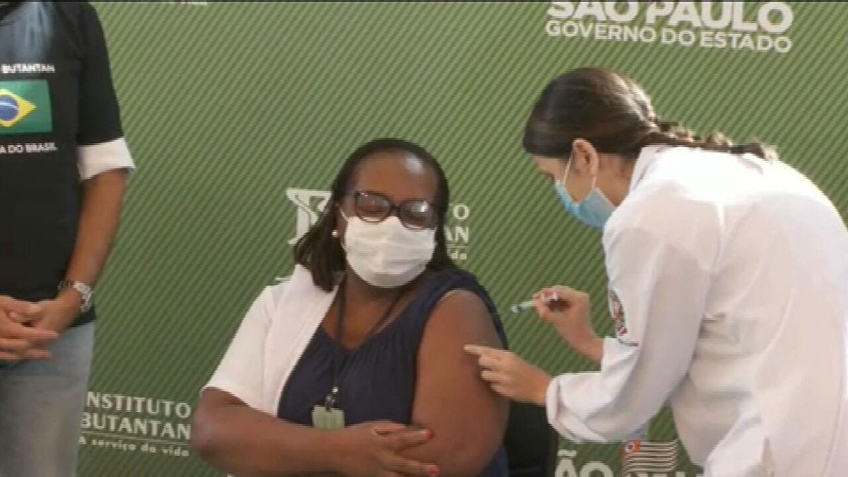 Após aprovação da Anvisa, governo de SP aplica 1ª dose da CoronaVac antes do início do plano nacional de vacinação