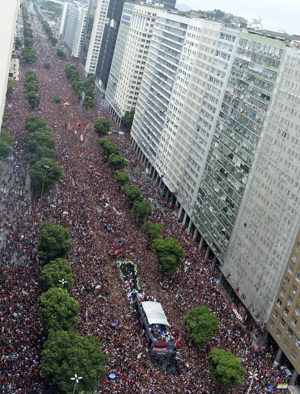 Mar de gente na Presidente Vargas — Foto: André Durão