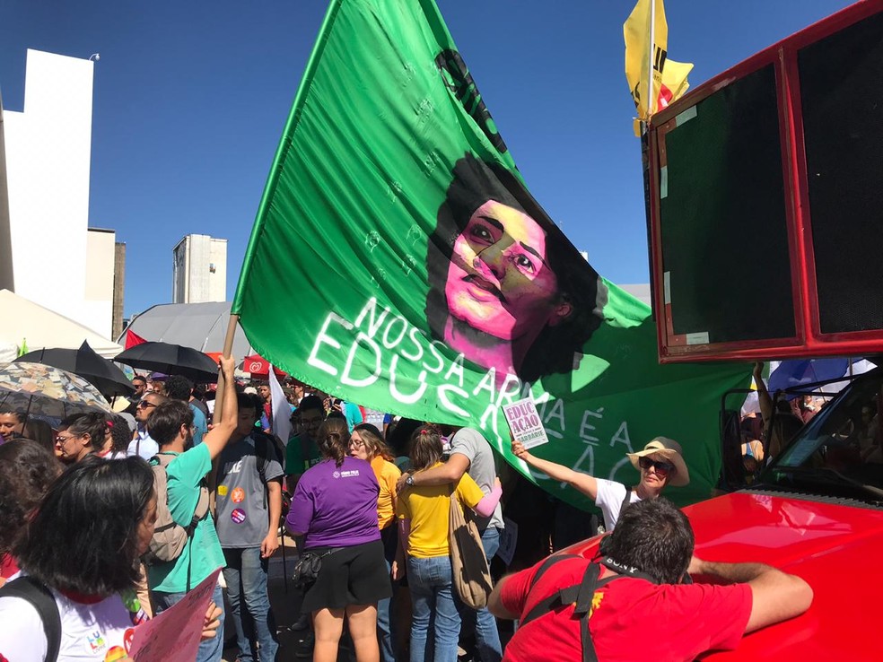 Manifestantes fazem ato pela educação e contra reforma da Previdência em Brasília — Foto: Luiza Garonce/G1