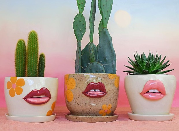 As bocas bem – ou mal – humoradas trazem um ar moderno e divertido para a composição com plantinhas (Foto: Reprodução/Instagram/female.alchemy)
