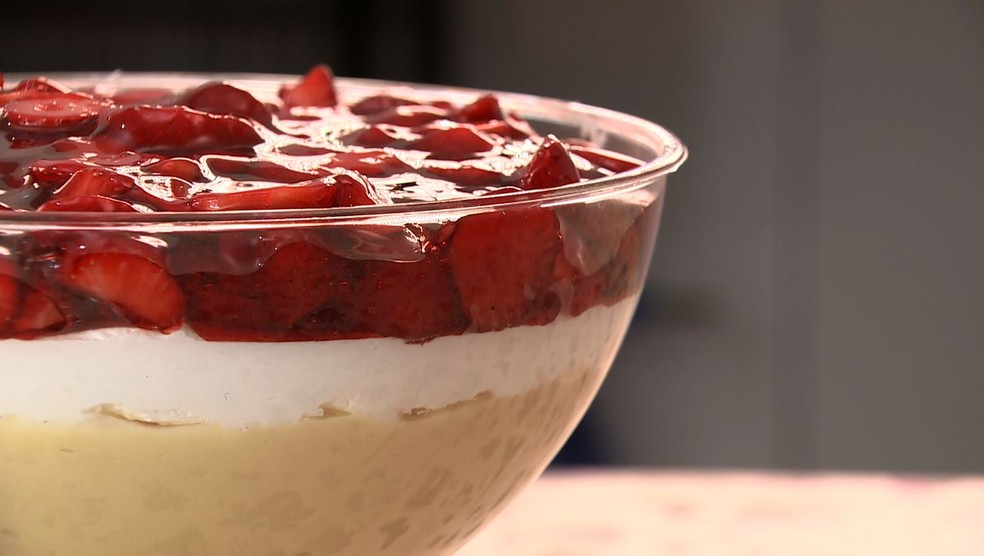 "Delícia de morango" é doce de três camadas servido em taças — Foto: TV Globo/ Reprodução