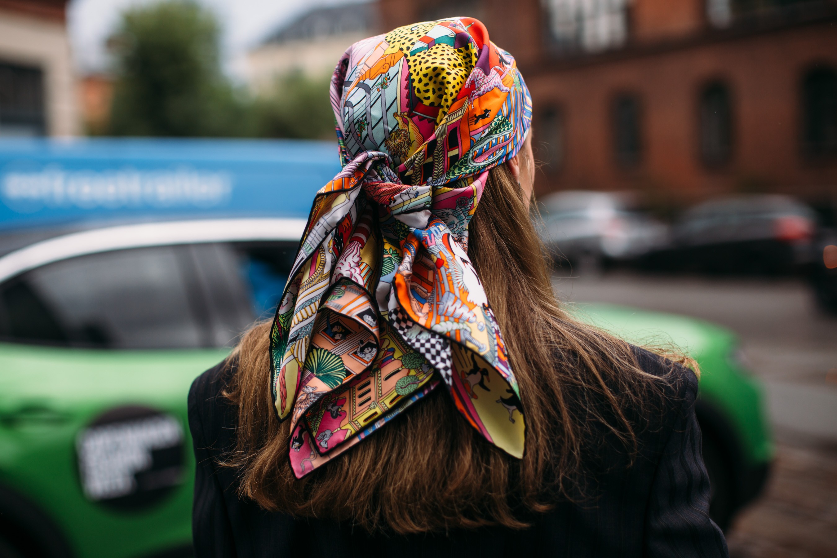 Chapéu, bandana, boné... acessórios de cabeça são destaque no street style da Copenhagen fashion week (Foto:  Imaxtree)
