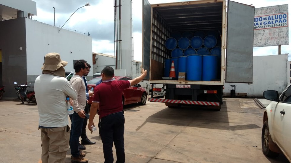 Caminhão foi encontrado com tóneis, em Araguaína — Foto: Claudemir Macedo/TV Anhanguera