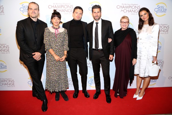 David Harbour, Lily Allen, Sebastian Stan, Adam Schweitzer, Dianne Wiest e Katie Holmes em evento (Foto: Getty)